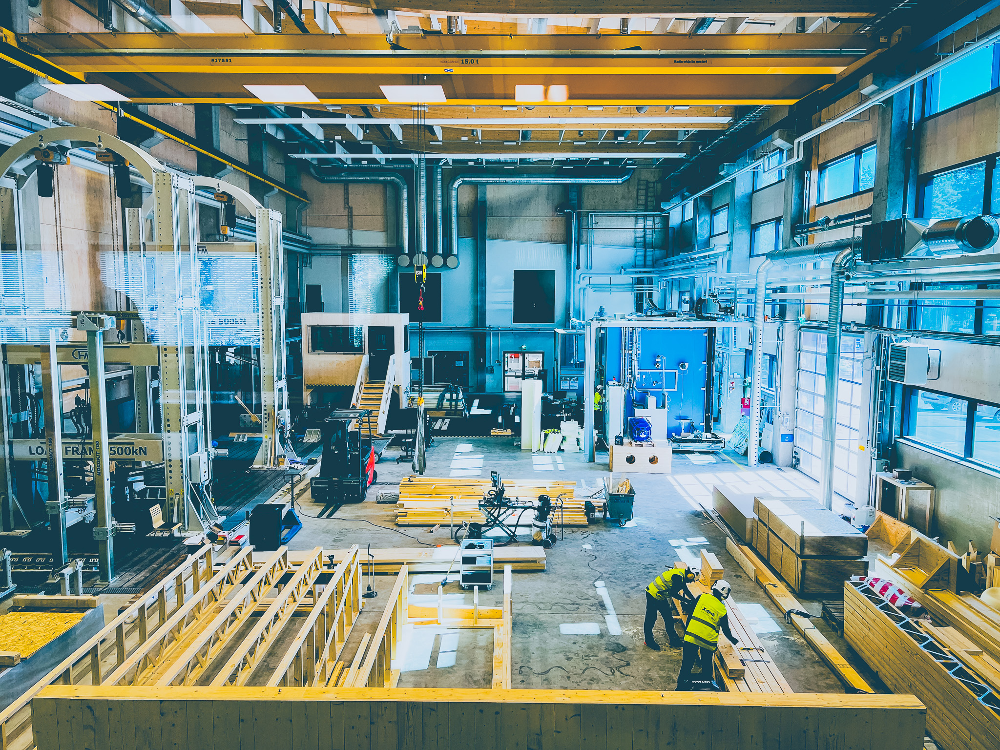 Xamkin Kuitulaboratoriossa sijaitseva puulaboratorio Savonlinnassa. Korkea ja iso halli, jossa paljon puuta ja testauslaitteistoja.