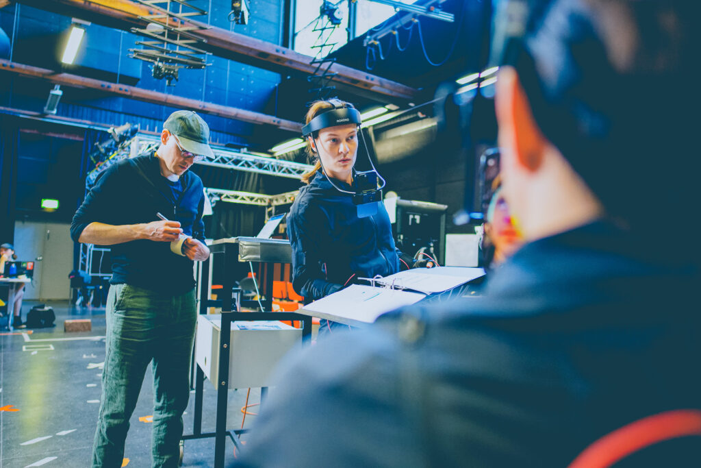 Ohjaaja ohjaa näyttelijää Xamkin Virtual Studiossa.