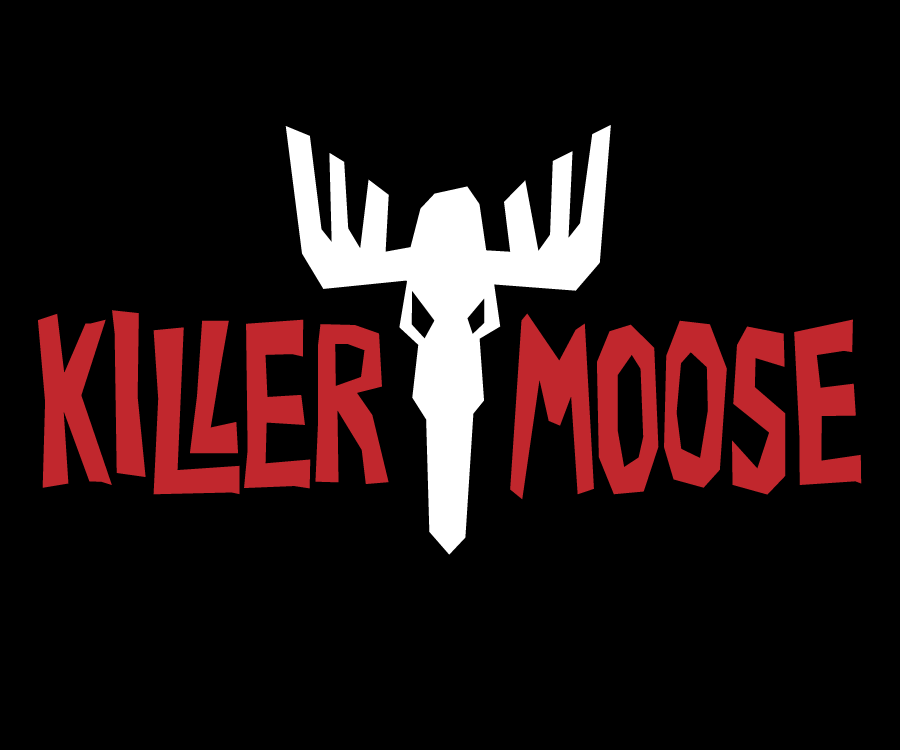 Killer Moose- yrityslogo. Punainen teksti ja sanojen keskellä valkoinen hirven pää.