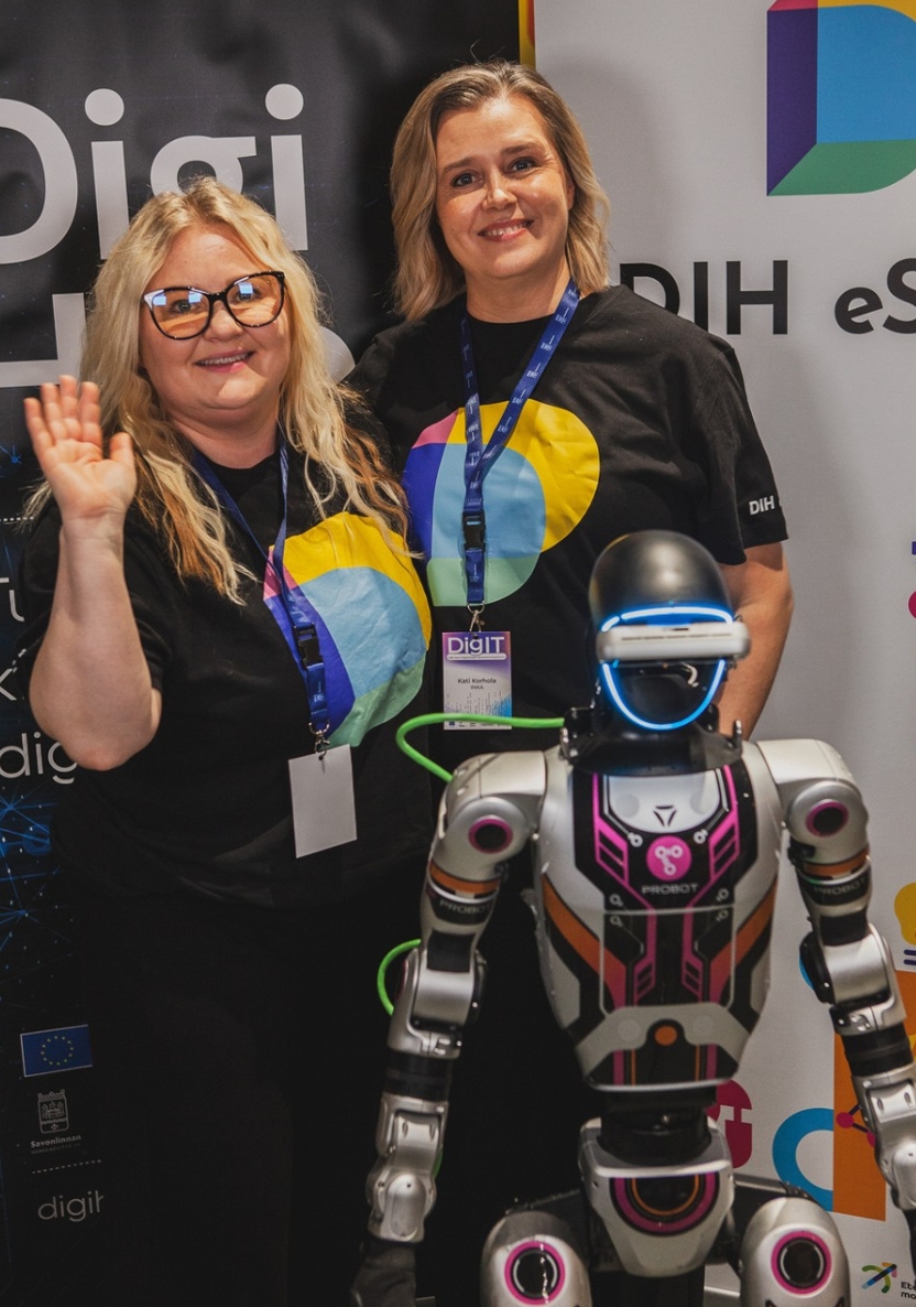 Ihmisiä DigIt tapahtumassa robotin kanssa