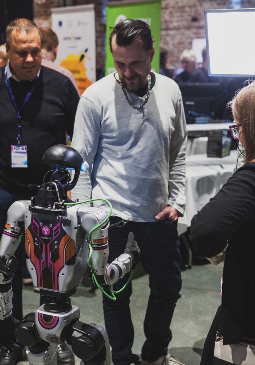 Probotin Maria esittelee Arska-robottia