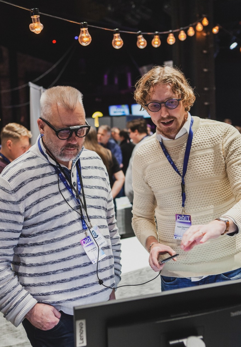Ständillä esitellään uXlabin puettavaa silmänliikekameraa